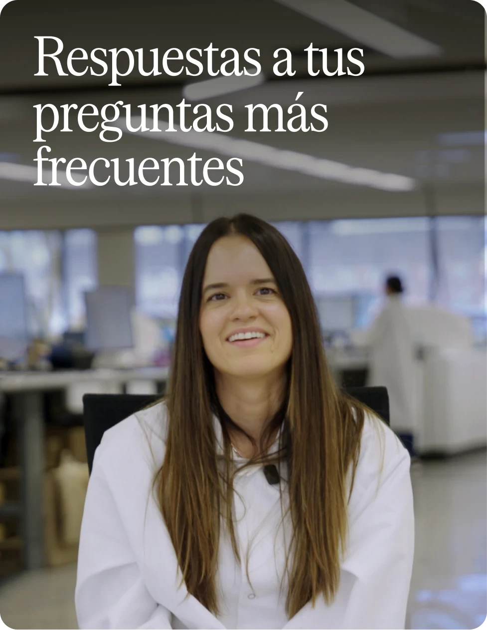 Un hombre habla a la cámara en un espacio interior con el texto superpuesto “¡Sangre antes que espresso! @rythmhealth”.
